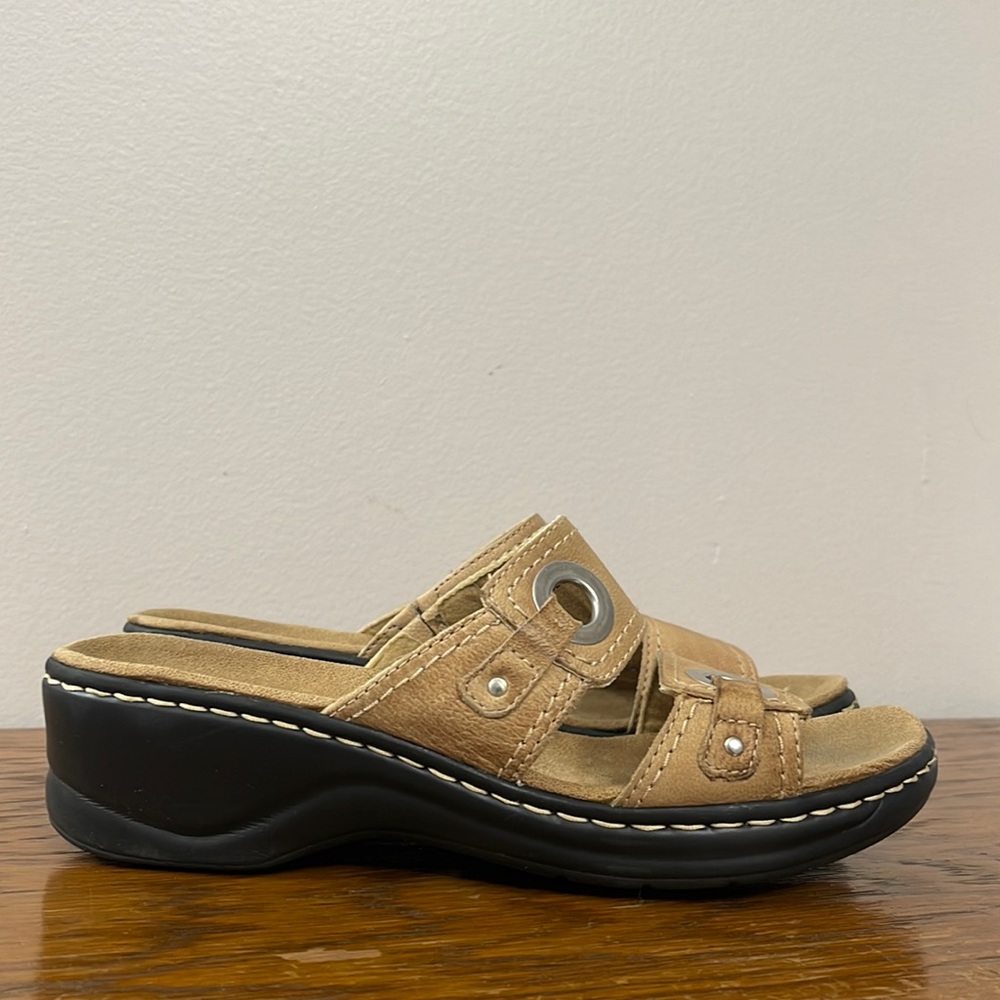 Clarks bendable Lexi Willow Suede Sandals size 8.5 WIDE